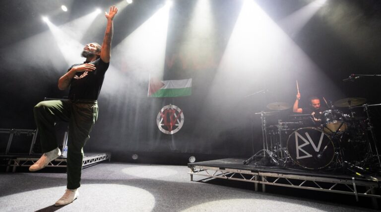 La police britannique abandonne les poursuites contre Bob Vylan pour son chant « Mort à Tsahal », suscitant l'indignation des groupes juifs