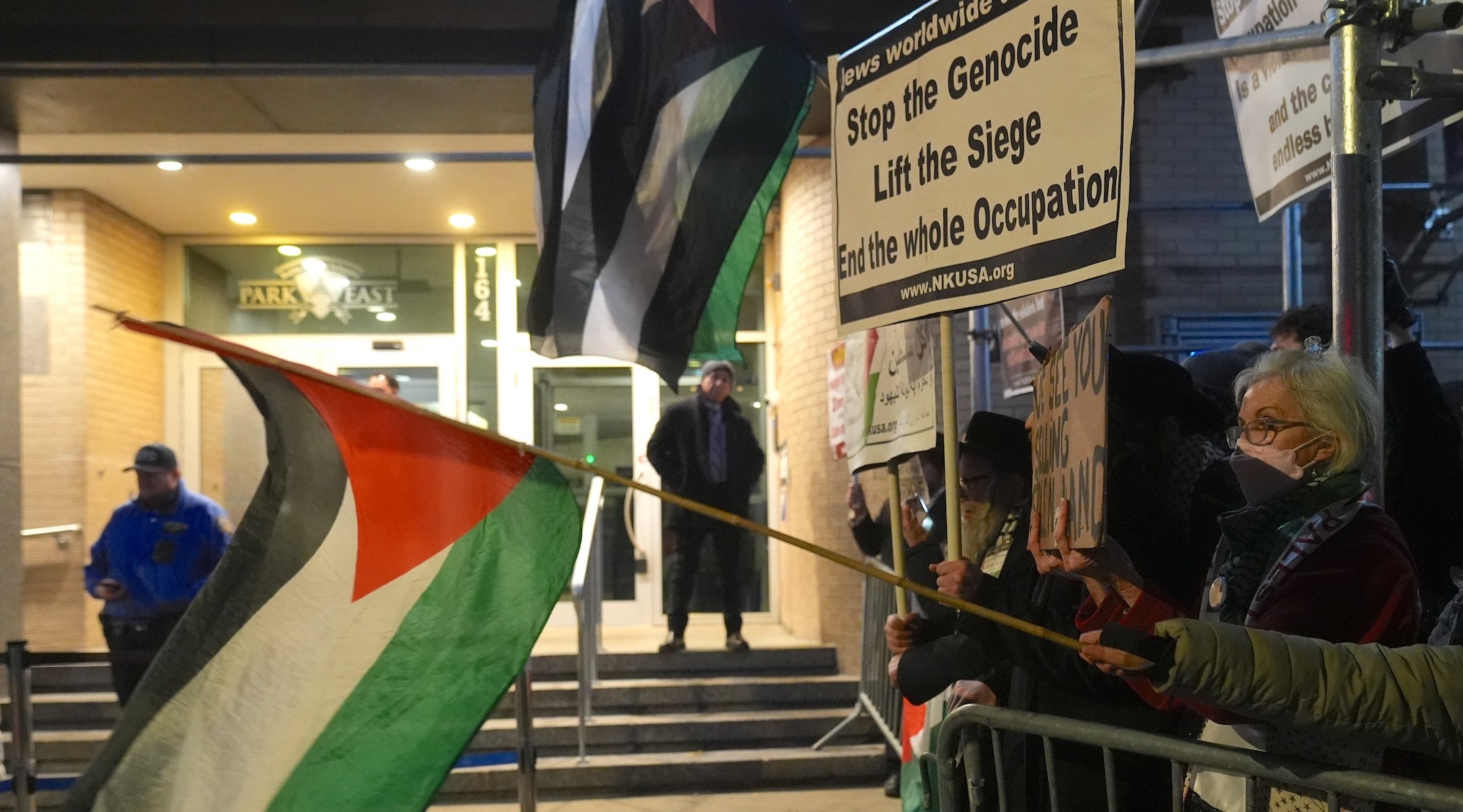 La protestation contre la synagogue de New York mène à un nouveau projet de loi et à un rassemblement de groupes juifs devant la synagogue de Park East