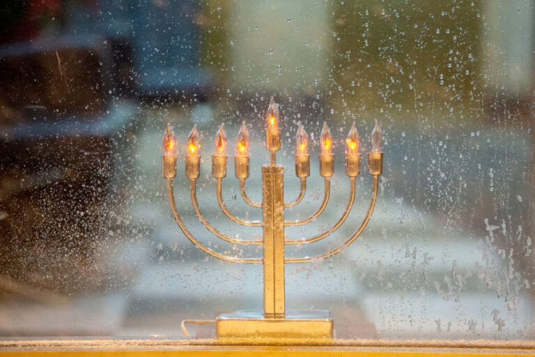 Les chrétiens affichent des menorahs à leurs fenêtres après l'attaque de Bondi Beach. Pourquoi certains Juifs s'y opposent