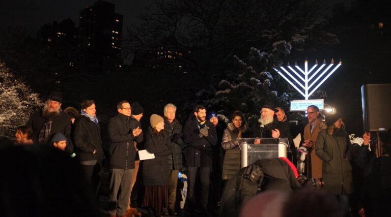 Les dirigeants juifs de New York à l'allumage de la menorah appellent à la solidarité et à la fierté après l'attaque de Hanoukka sur la plage de Bondi