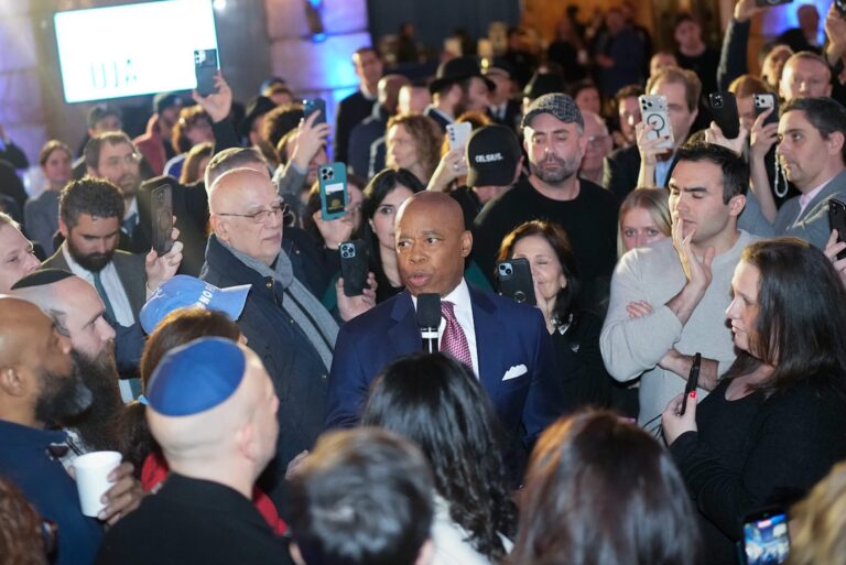 « Nous n'allons pas bien » : comment le 7 octobre a défini l'héritage juif d'Eric Adams