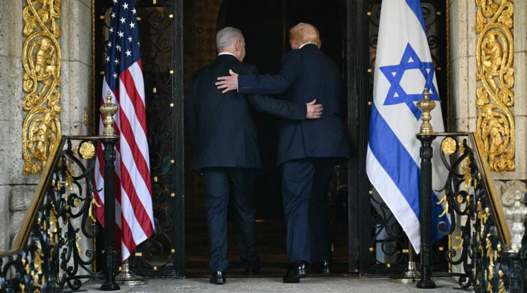 Trump, accueillant Netanyahu en Floride, a déclaré que la prochaine phase du plan de cessez-le-feu à Gaza commencerait « aussi vite que possible »