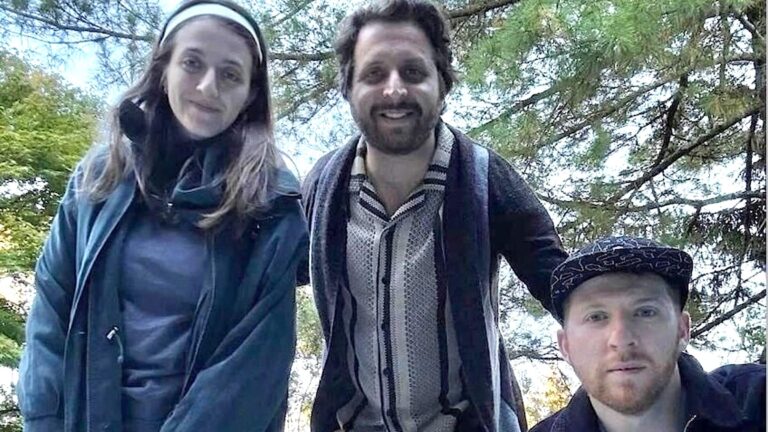 דער נײַער ייִדישער נוסח פֿון חנוכּה־ליד „לעשט ניט די ליכטלעך אויס« Nouvelle version yiddish de la chanson de Hanoukka « Light One Candle »