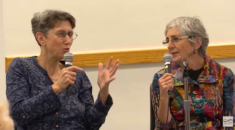 ווידעאָ: היסטאָריקערין וויווי לאַקס באַשרײַבט געשיכטע פֿון לאָנדאָנער ייִדישער פּרעסעVIDEO : L'historienne Vivi Laks raconte l'histoire de la presse yiddish de Londres