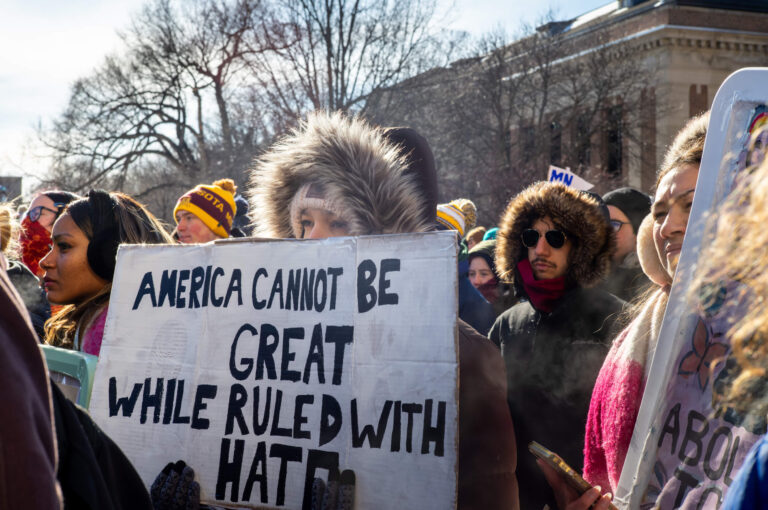 À l’occasion de la Journée de commémoration de l’Holocauste, signes avant-coureurs de l’effondrement de notre société contemporaine