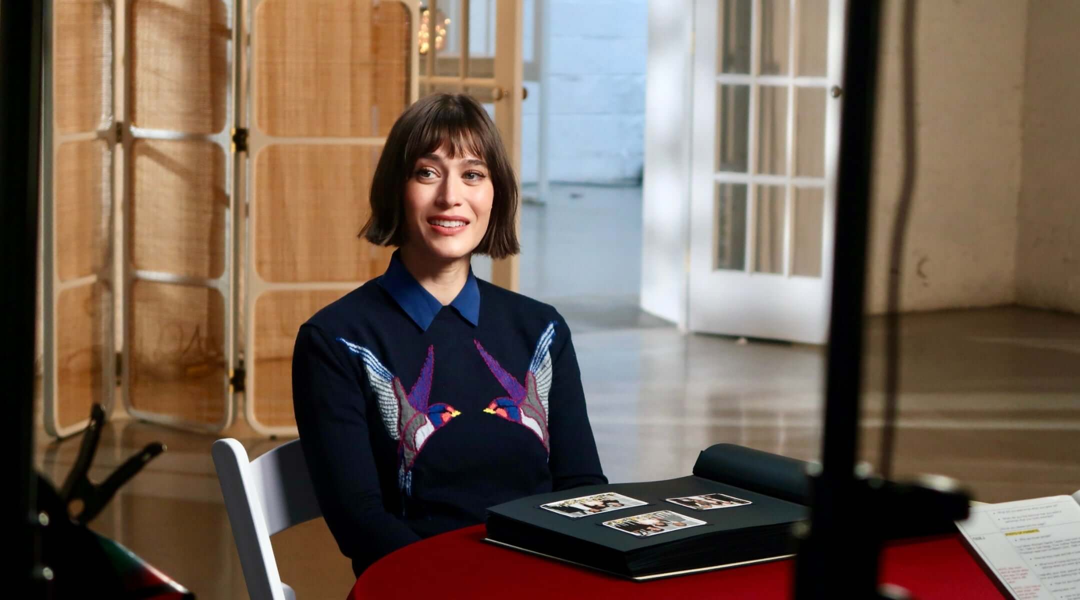 Dans l'émission "Finding Your Roots" de la chaîne PBS, l'actrice juive Lizzy Caplan découvre l'histoire méconnue de sa famille sur l'Holocauste