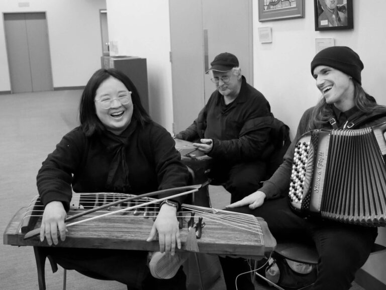 Des adolescents et des seniors découvrent les traditions ashkénazes au festival yiddish de New York