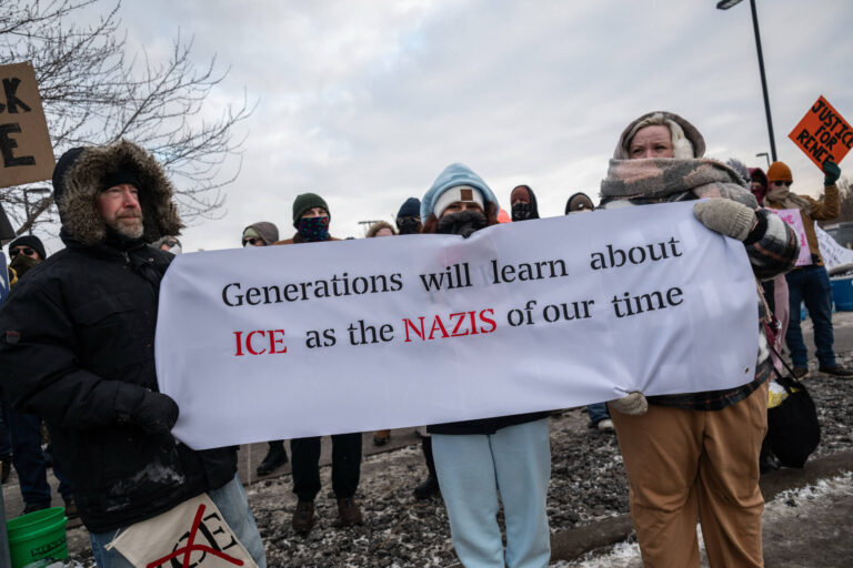J'étais dans une production d'"Anne Frank" au lycée - aujourd'hui, au Minnesota, je ressens sa peur plus que jamais