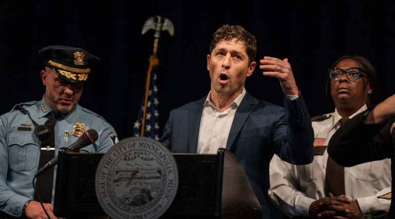 Jacob Frey, le maire juif de Minneapolis, revient sous le feu des projecteurs après la fusillade de l'ICE dans sa ville
