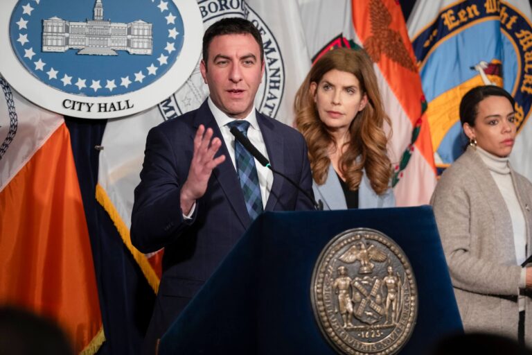 Le conseil municipal de New York pousse à l'action contre l'antisémitisme, sans Mamdani