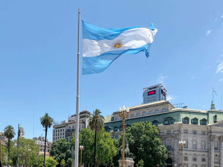 Le grand rabbin sépharade d'Argentine réaffirme l'interdiction centenaire des conversions locales, déclenchant des réactions négatives