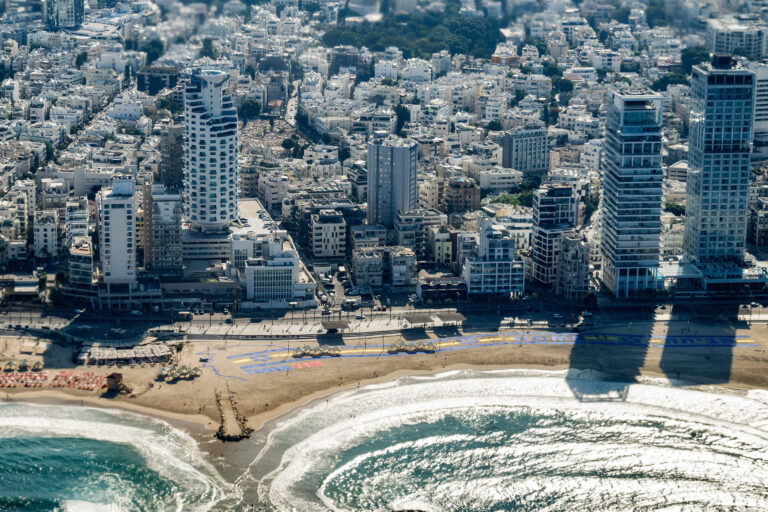 Lorsque les Juifs sont confrontés à la violence, on nous dit de déménager en Israël. Est-ce que cela nous rend vraiment plus forts ?