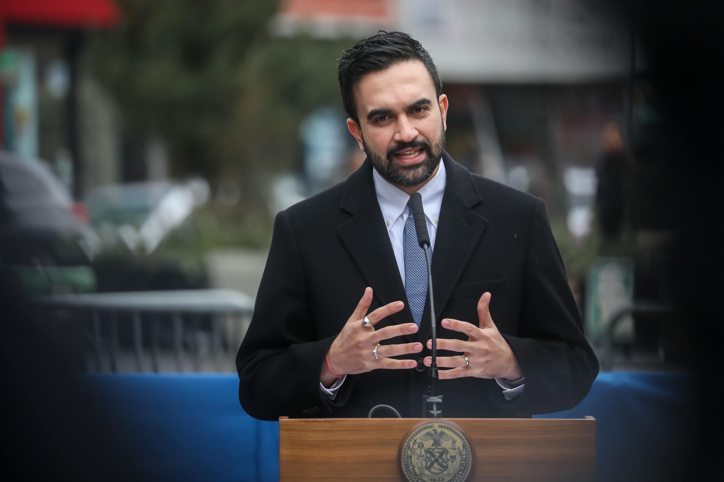 Mamdani dénonce les chants du Hamas, mais son retard suscite un examen minutieux