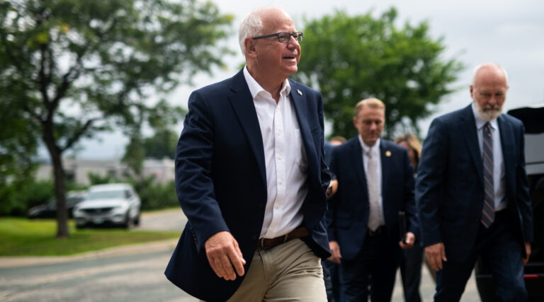 Tim Walz invoque Anne Frank pour faire pression sur Trump pour qu'il mette fin aux opérations d'ICE au Minnesota