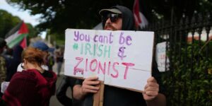 Une enquête montre que la moitié des adultes irlandais ne savent pas que 6 millions de Juifs ont été assassinés pendant la Shoah