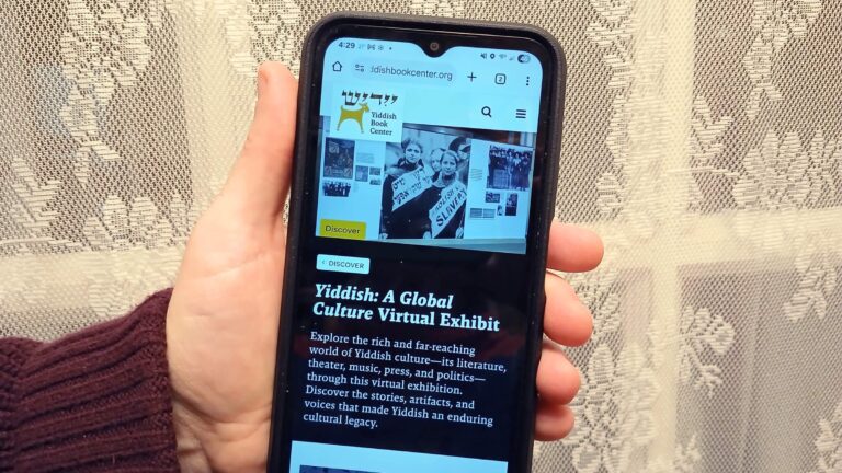 Vous pouvez désormais profiter de l'exposition du Yiddish Book Center sur votre téléphone