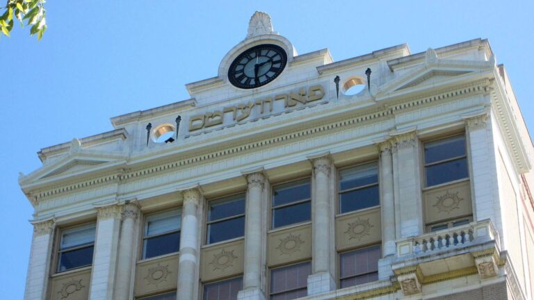 הונדערט צוואָנציק יאָר זינט דער גרינדונג פֿון „אַ בינטל בריוו“120th anniversaire de la chronique de conseils Forverts « Bintel Brief »