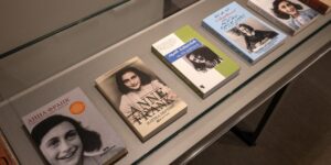 Anne Frank et « La Nuit » pourraient bientôt devenir des lectures obligatoires dans les écoles publiques du Texas. Est-ce bon pour les Juifs ?