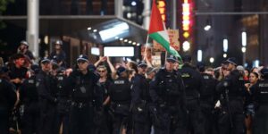 Arrestations et affrontements avec la police alors que les Australiens protestent contre la visite du président israélien Isaac Herzog à Sydney