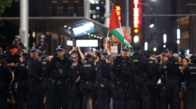 Arrestations et affrontements avec la police alors que les Australiens protestent contre la visite du président israélien Isaac Herzog à Sydney