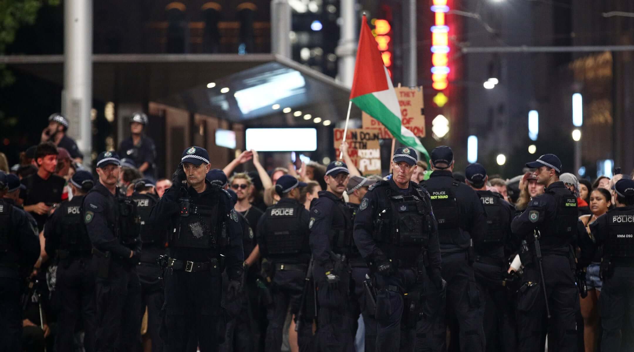 Arrestations et affrontements avec la police alors que les Australiens protestent contre la visite du président israélien Isaac Herzog à Sydney