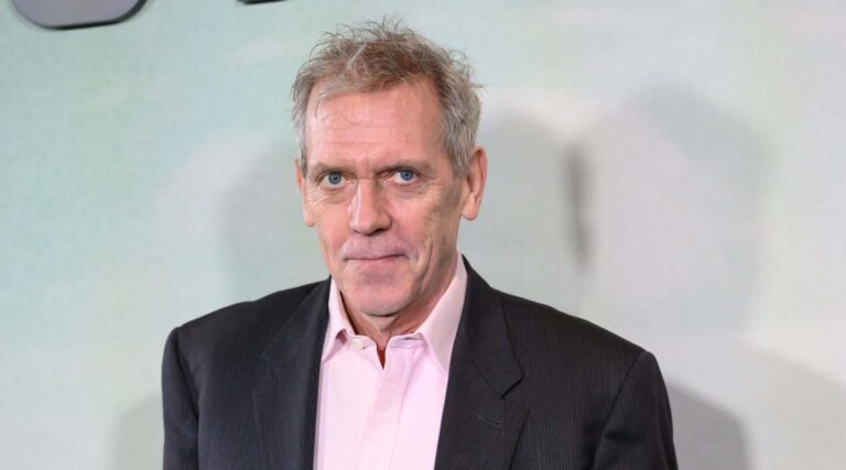 Hugh Laurie rejette l'étiquette de « sioniste » après que son hommage au producteur israélien de « Téhéran » ait déclenché une tempête sur les réseaux sociaux