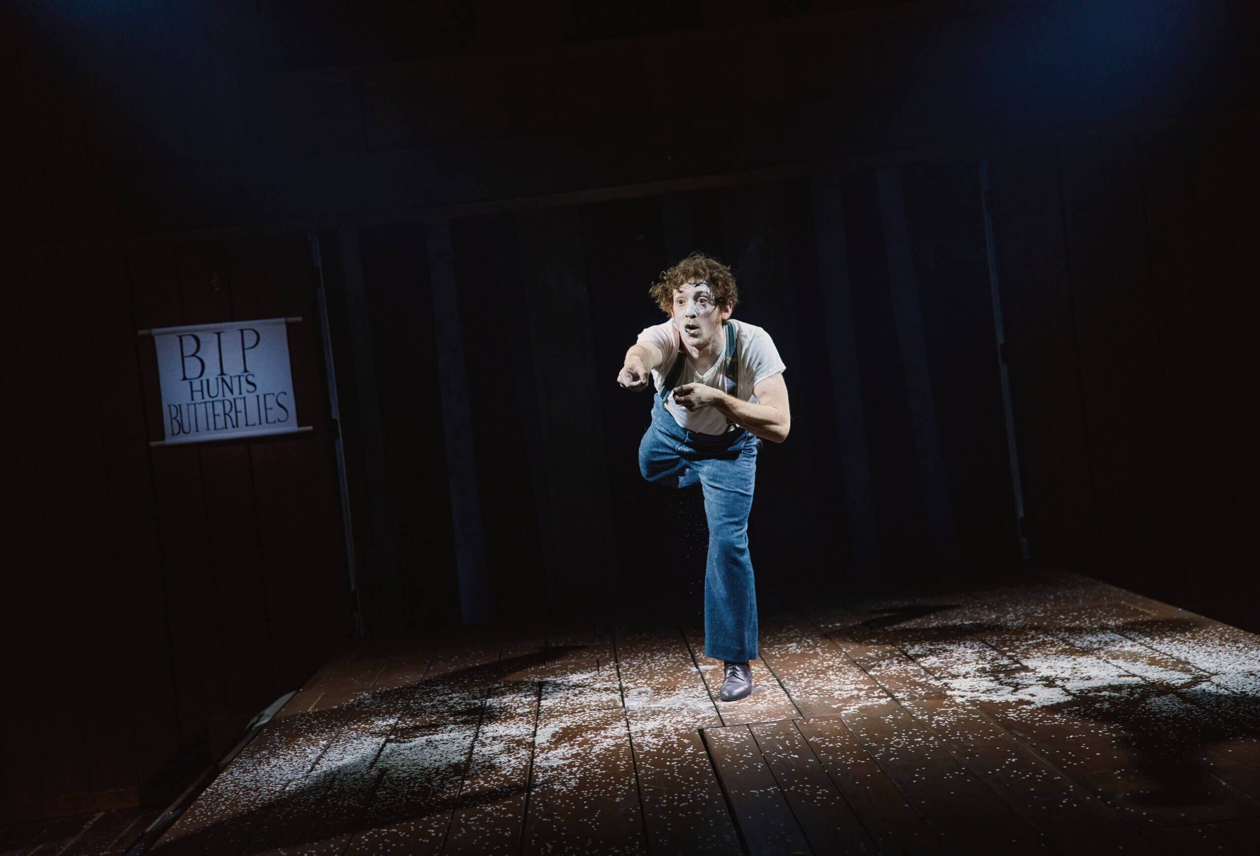 Il est peut-être le mime le plus célèbre du monde, mais dans cette pièce, il ne se tait pas