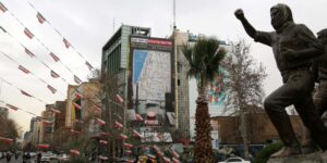 La carte des cibles israéliennes s'affiche à Téhéran alors que les tensions s'intensifient à l'approche de la visite de Netanyahu à la Maison Blanche