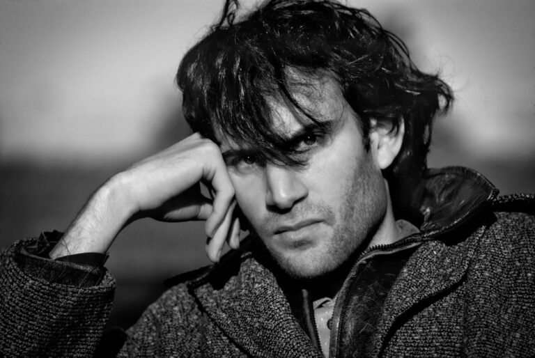 La loi juive dit-elle qu'il est acceptable de mentir au gros joueur qui veut diriger votre groupe de rock'n'roll ?