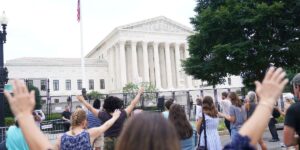 Les lois proposées visent à tester l'interdiction de la Cour suprême sur les prières parrainées par les écoles publiques