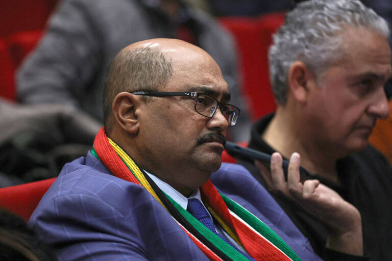 Les relations diplomatiques se détériorent encore davantage alors que l'Afrique du Sud et Israël se chassent mutuellement de leurs envoyés.