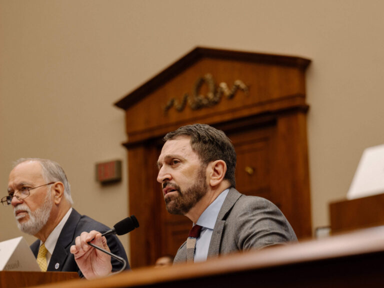 Les responsables de Trump et Biden s'affrontent sur les actions antisémites sur les campus alors que l'enquête fédérale démarre