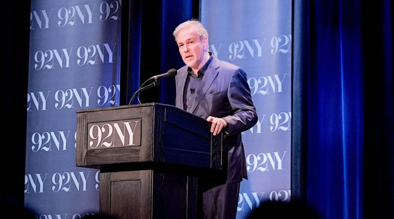 Lors d'un discours à 92NY, Bret Stephens appelle à "démanteler" l'ADL et à investir davantage dans l'identité juive