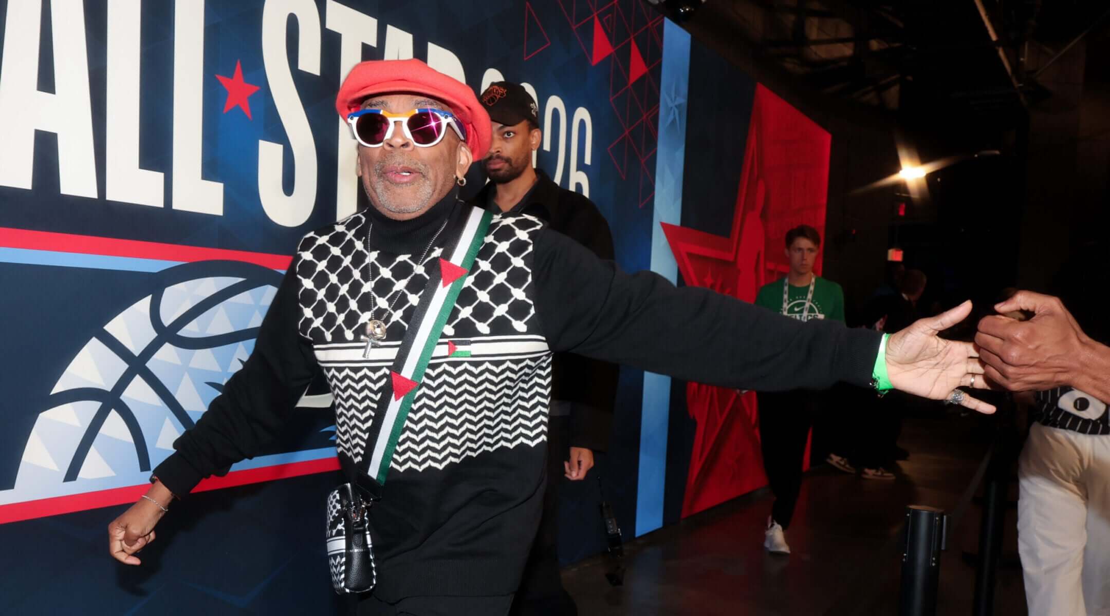 Spike Lee et Kyrie Irving portent des tenues pro-palestiniennes au NBA All-Star Game mettant en vedette le premier joueur israélien