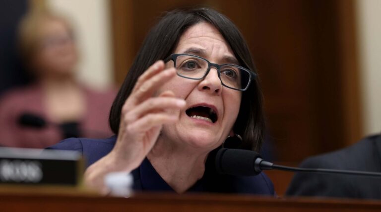 Une députée juive quitte en trombe l'audience d'Epstein après que Pam Bondi ait haussé son bilan en matière d'antisémitisme