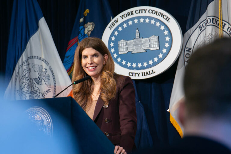 Analyse : le vote sur la protection des protestations contre la synagogue de New York donne une couverture à Mamdani