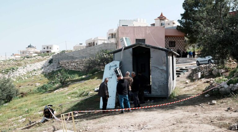 Cinq autres tués par des missiles iraniens alors que des éclats d'obus tombent sur Ben Gourion, freinant davantage de vols