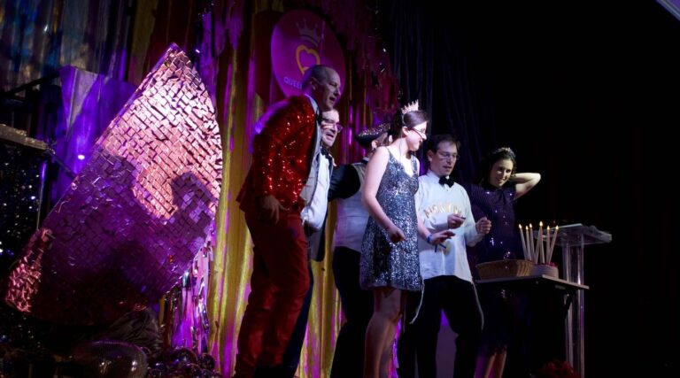 Dans cette synagogue de Dallas, Pourim propose des machines à brouillard, des tyroliennes et une ambiance Broadway.