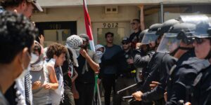 Des « zones tampons » arrivent en Californie, alors qu'un législateur propose de limiter les manifestations à proximité des lieux de culte