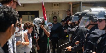 Des « zones tampons » arrivent en Californie, alors qu'un législateur propose de limiter les manifestations à proximité des lieux de culte