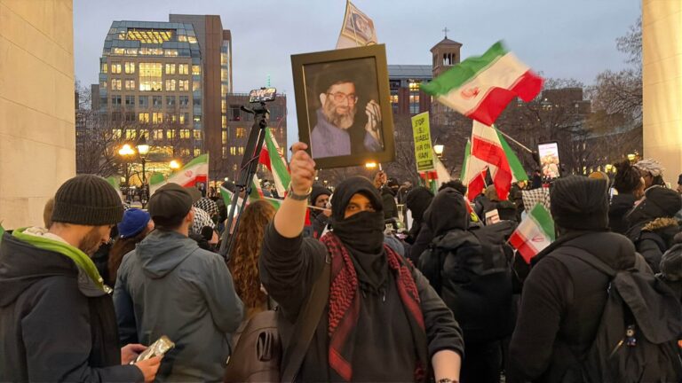 Face à une veillée de Khamenei à New York, des manifestants iraniens déclarent leur solidarité avec les Juifs