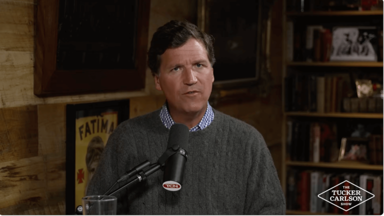 Habad en état d’alerte après les fausses déclarations de guerre de Tucker Carlson et Candace Owens