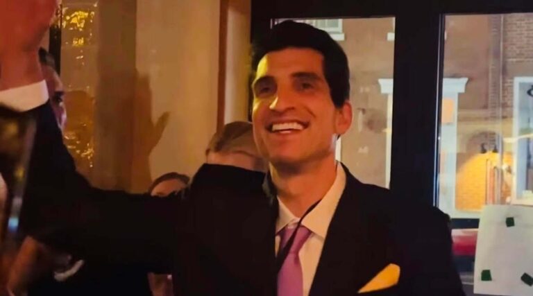 "Jew-FK Jr." : Rencontrez le père du Connecticut et auteur de livres pour enfants qui a remporté un concours de sosies de JFK Jr.