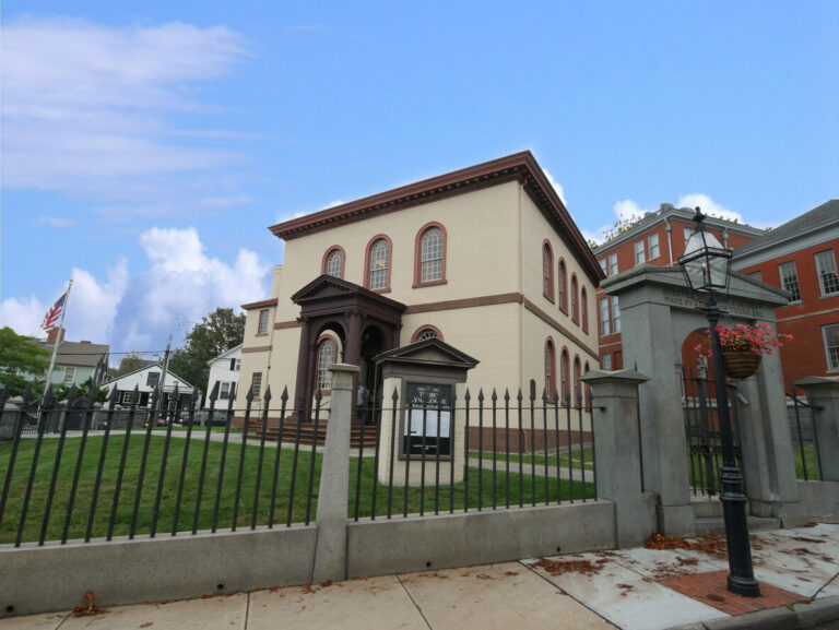La plus ancienne synagogue d'Amérique fermée. Puis un groupe improbable s’est occupé de son cimetière.