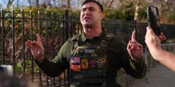 Le 6 janvier, le manifestant Jake Lang a renoncé à son judaïsme pour courtiser l'extrême droite. Cela ne fonctionne pas.