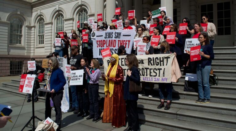 Le Conseil de New York approuve une législation sur la « zone tampon » isolant les lieux de culte des manifestations