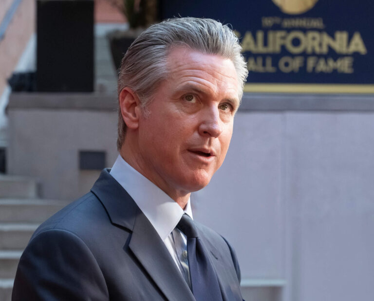 Le gouverneur de Californie Newsom dit qu'il regrette les commentaires sur l'apartheid et « vénère » Israël dans une nouvelle interview