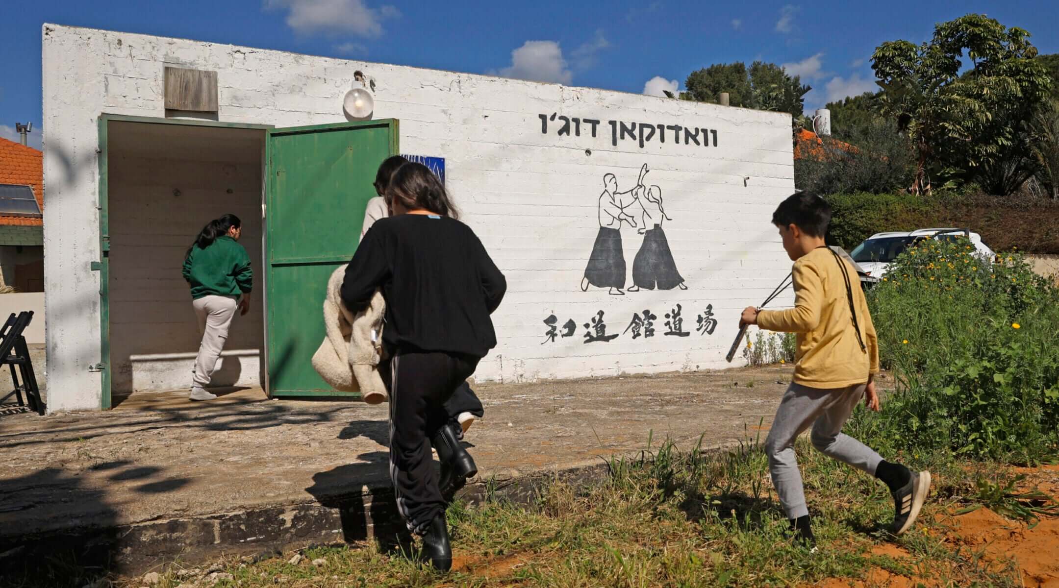 Les États-Unis et Israël frappent l’Iran : Trump et Netanyahu appellent à un changement de régime à Téhéran alors que les Israéliens se mettent à l’abri