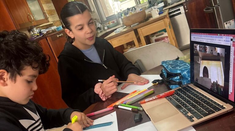 Les lieux de travail sont ouverts, les écoles restent fermées – et les parents israéliens s'arrachent les cheveux pendant les cours Zoom en temps de guerre