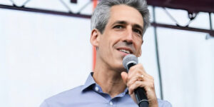 Les progressistes juifs l'emportent lors des primaires très surveillées de l'Illinois, fustigeant l'AIPAC dans son discours de victoire